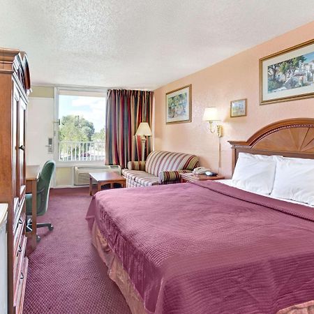 Howard Johnson By Wyndham Tropical Palms Кисими Екстериор снимка