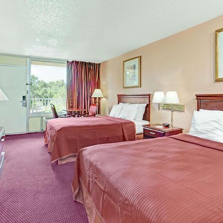 Howard Johnson By Wyndham Tropical Palms Кисими Екстериор снимка