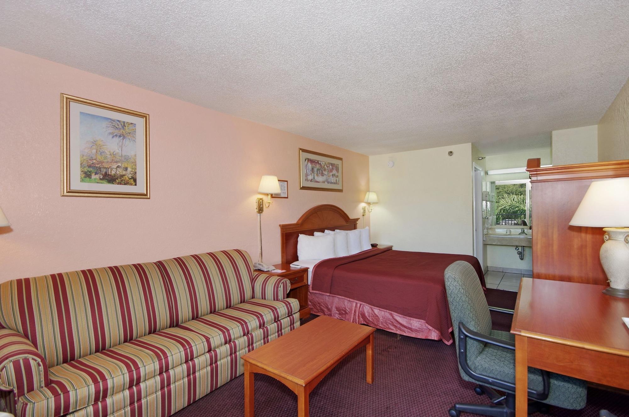 Howard Johnson By Wyndham Tropical Palms Кисими Екстериор снимка