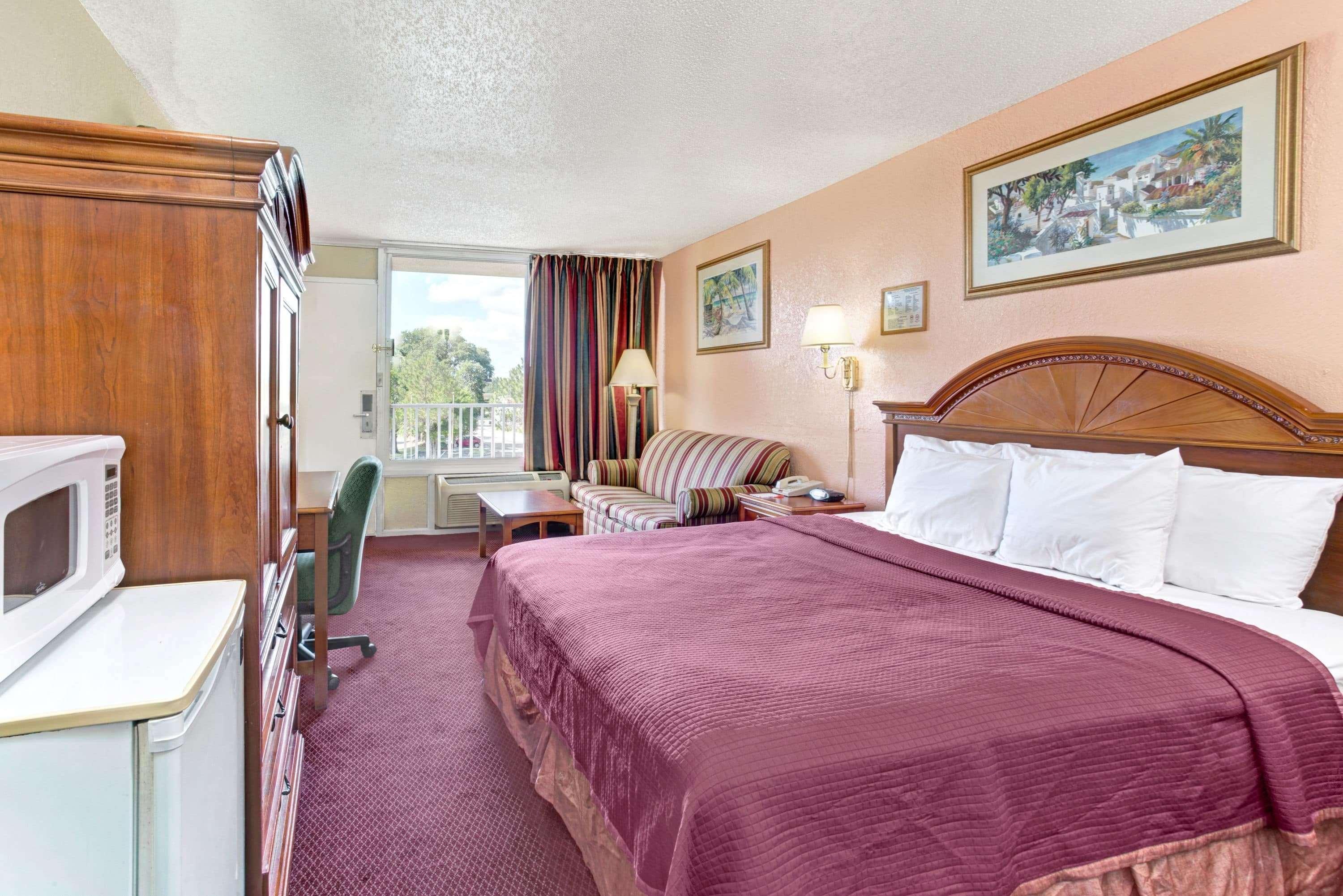 Howard Johnson By Wyndham Tropical Palms Кисими Екстериор снимка
