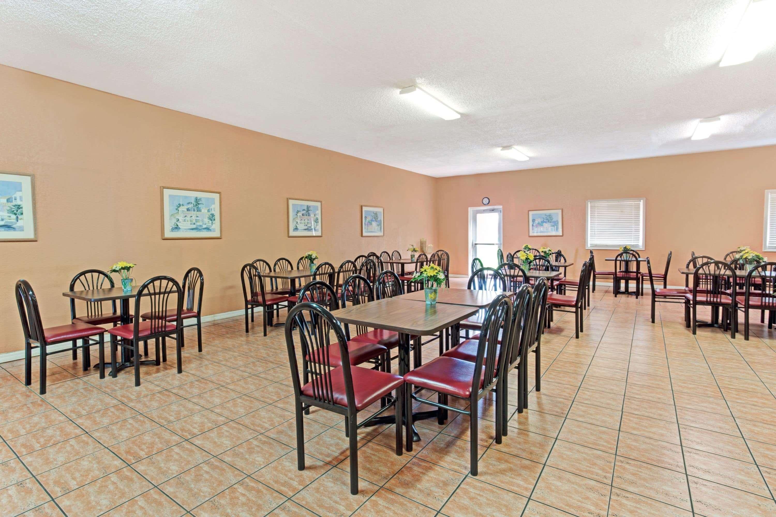 Howard Johnson By Wyndham Tropical Palms Кисими Екстериор снимка