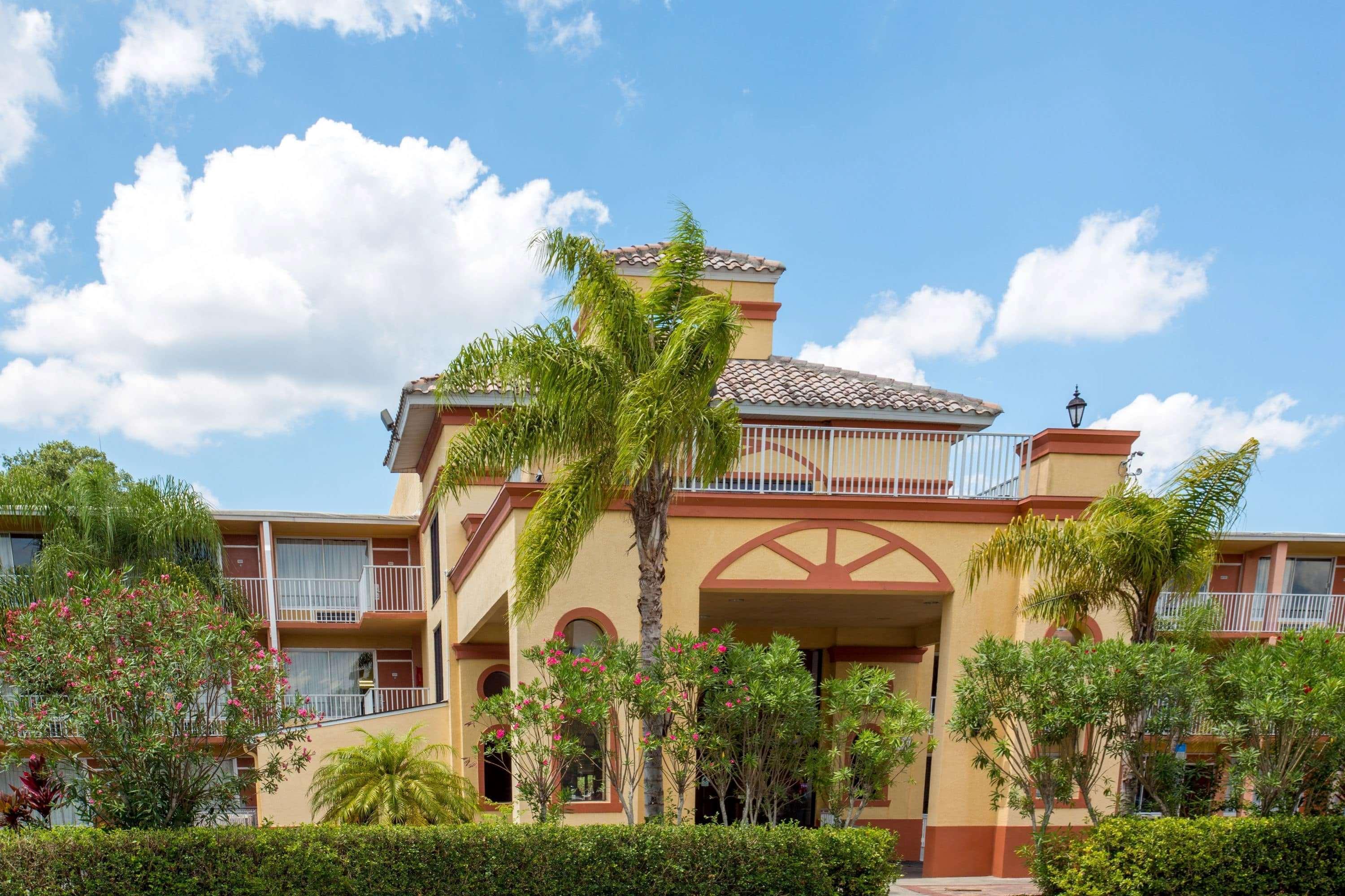 Howard Johnson By Wyndham Tropical Palms Кисими Екстериор снимка