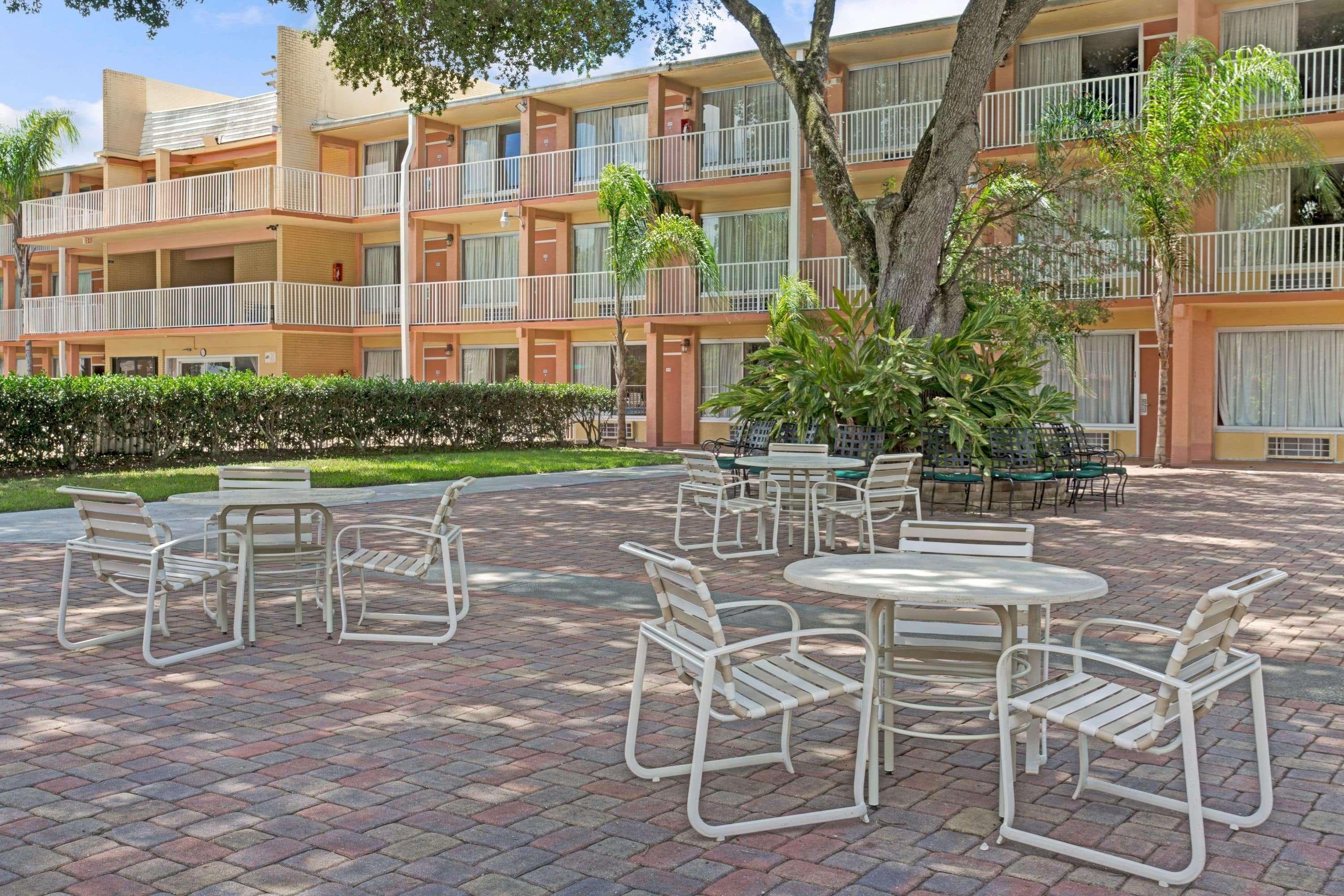 Howard Johnson By Wyndham Tropical Palms Кисими Екстериор снимка
