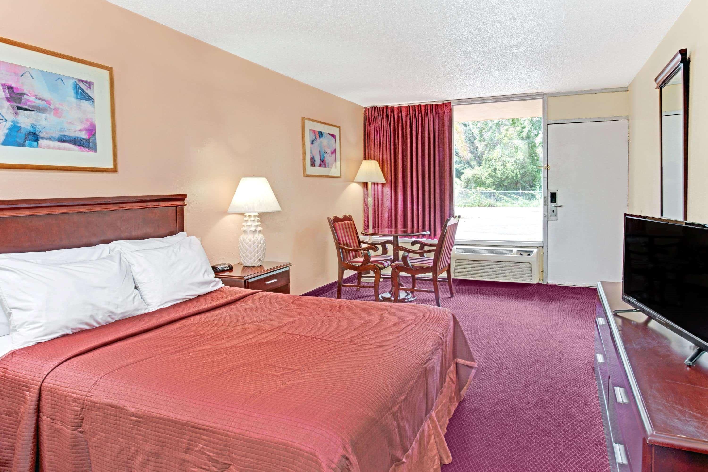 Howard Johnson By Wyndham Tropical Palms Кисими Екстериор снимка