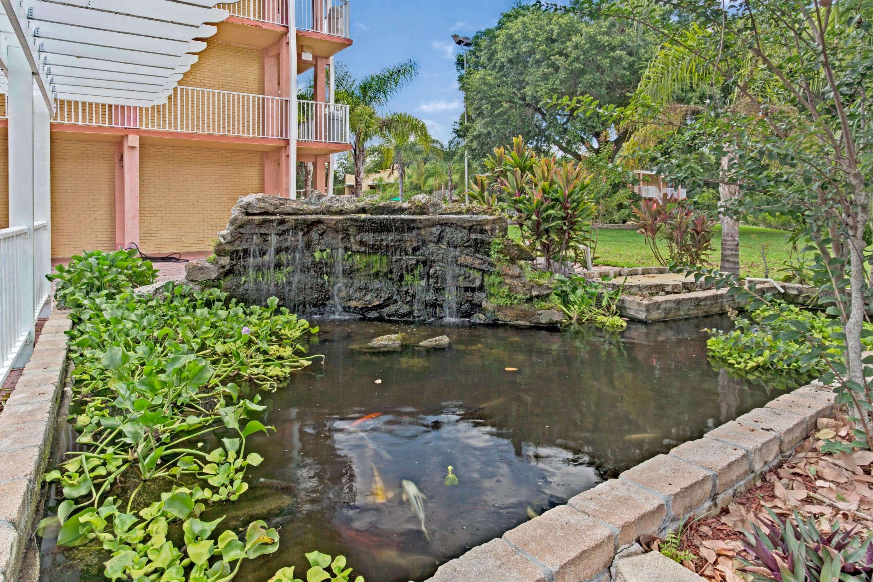 Howard Johnson By Wyndham Tropical Palms Кисими Екстериор снимка