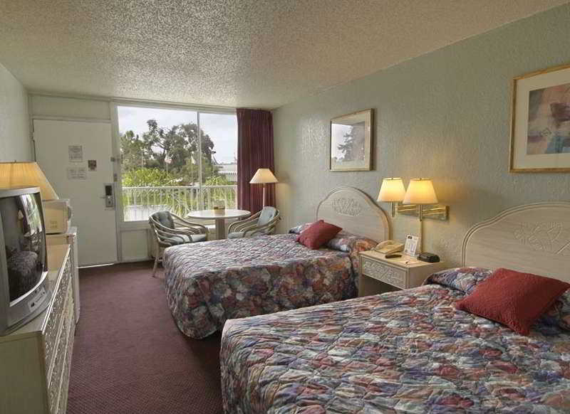 Howard Johnson By Wyndham Tropical Palms Кисими Екстериор снимка