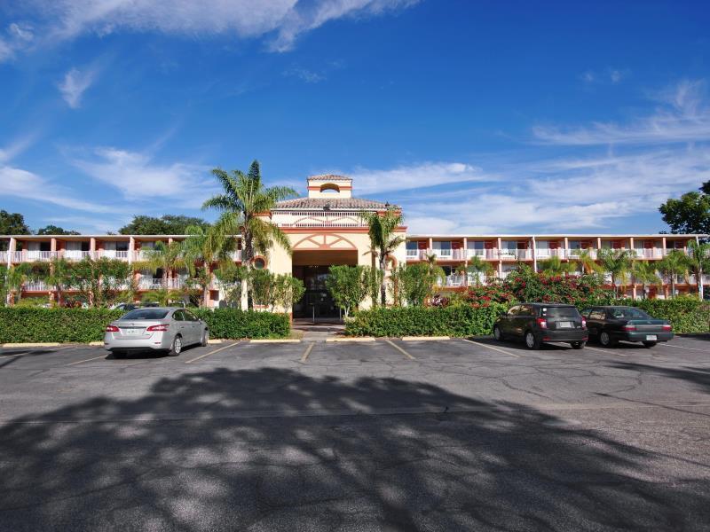 Howard Johnson By Wyndham Tropical Palms Кисими Екстериор снимка