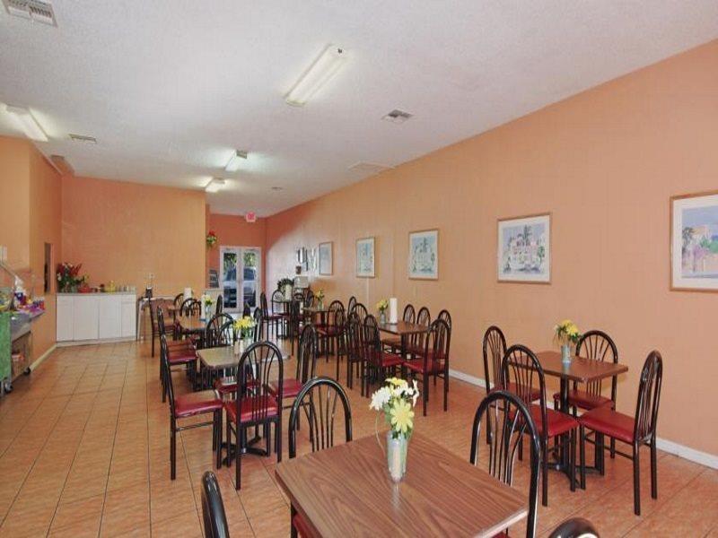 Howard Johnson By Wyndham Tropical Palms Кисими Екстериор снимка