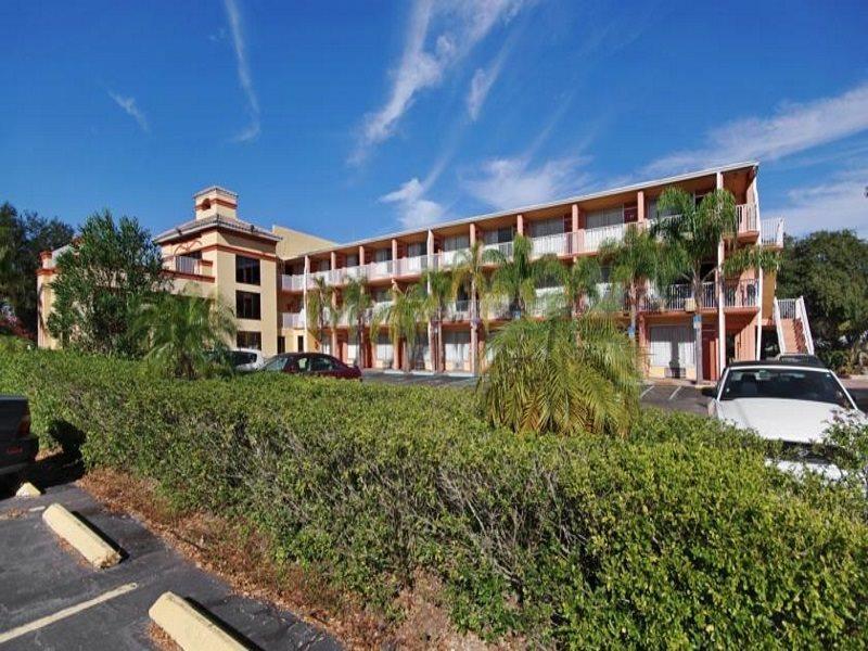 Howard Johnson By Wyndham Tropical Palms Кисими Екстериор снимка