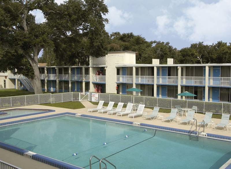 Howard Johnson By Wyndham Tropical Palms Кисими Екстериор снимка