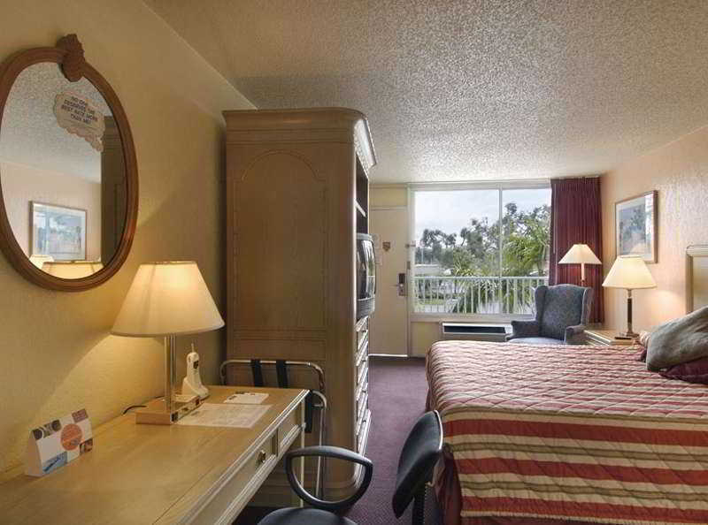 Howard Johnson By Wyndham Tropical Palms Кисими Екстериор снимка