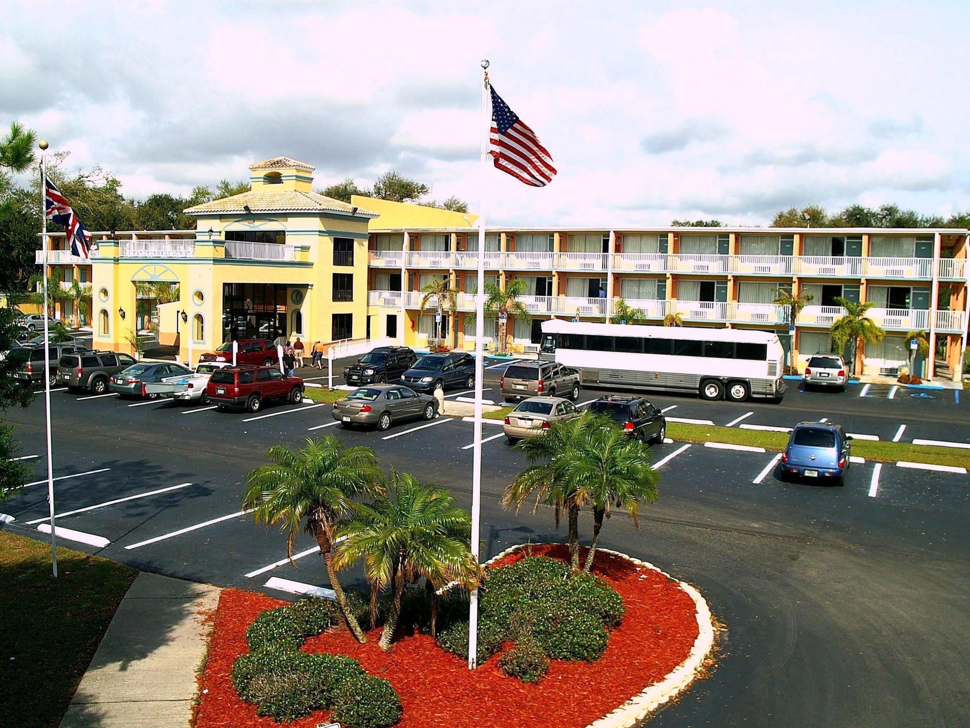 Howard Johnson By Wyndham Tropical Palms Кисими Екстериор снимка