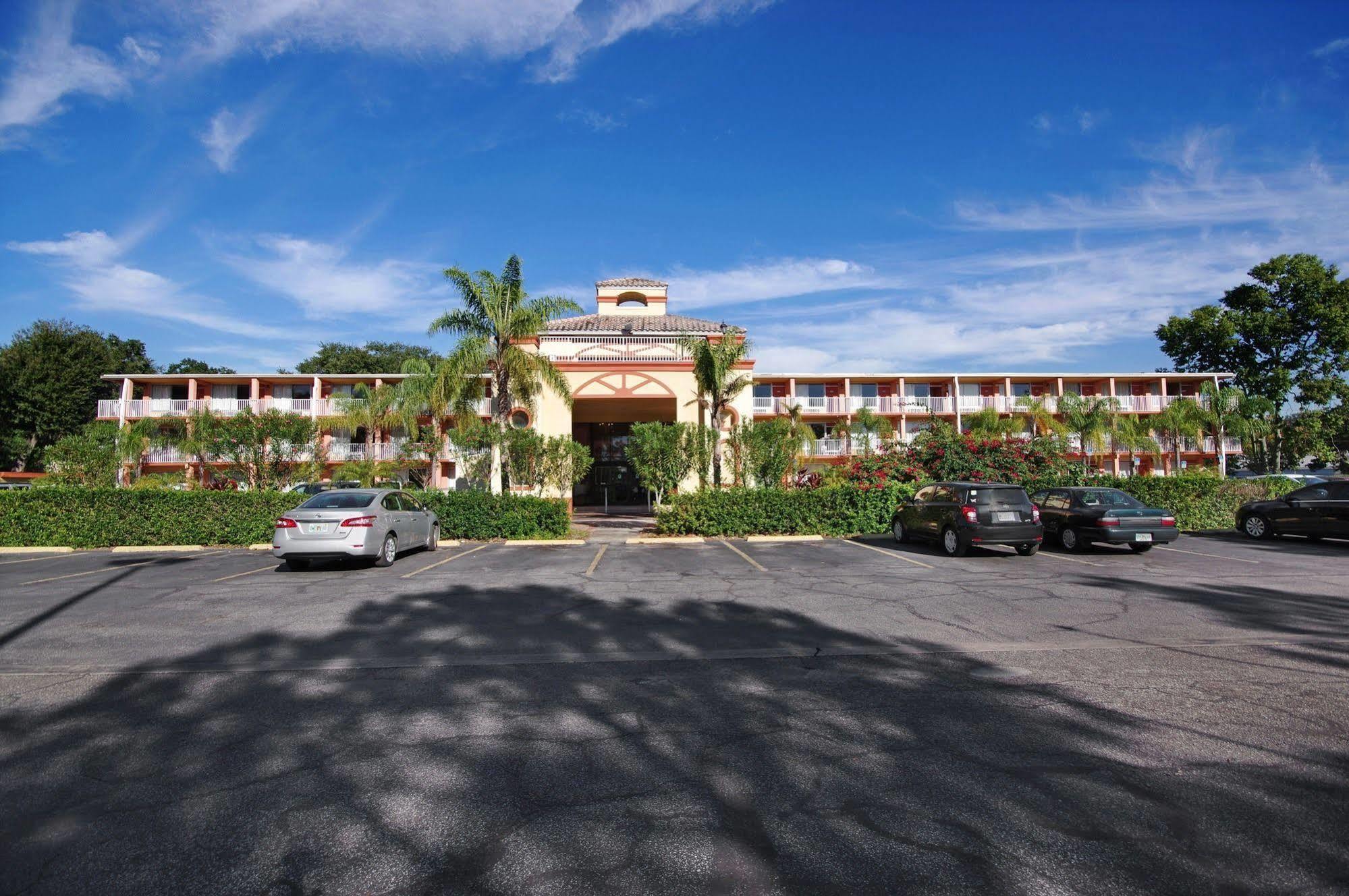 Howard Johnson By Wyndham Tropical Palms Кисими Екстериор снимка
