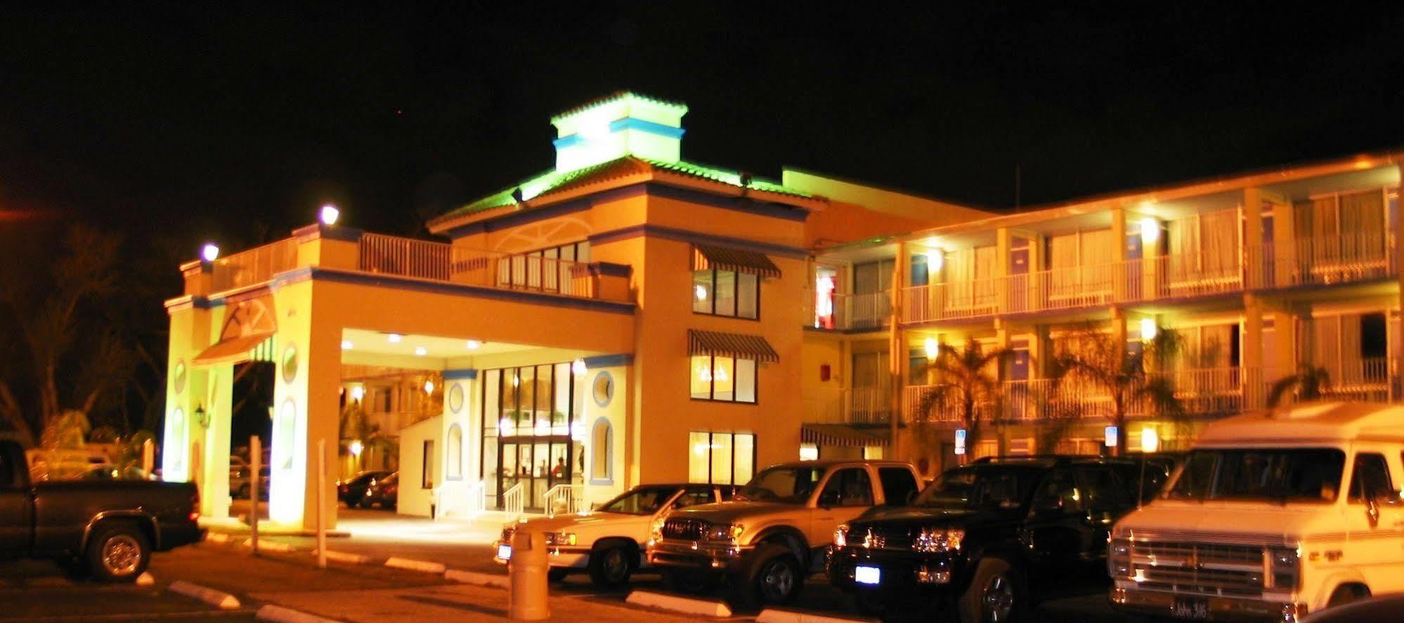 Howard Johnson By Wyndham Tropical Palms Кисими Екстериор снимка
