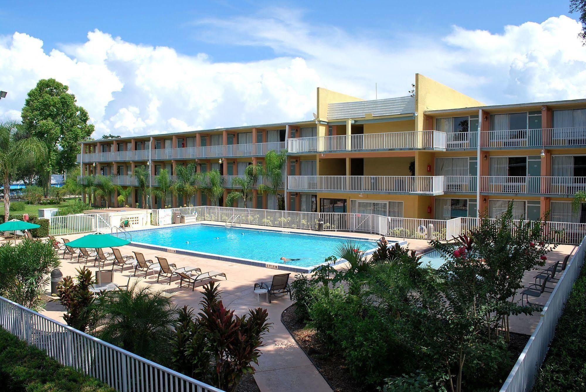 Howard Johnson By Wyndham Tropical Palms Кисими Екстериор снимка