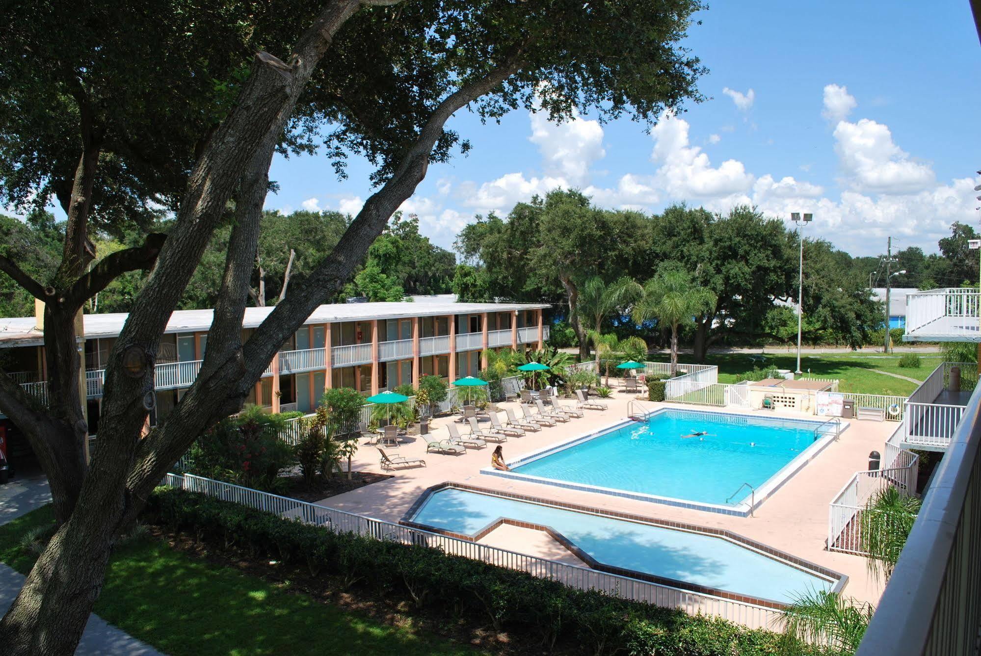 Howard Johnson By Wyndham Tropical Palms Кисими Екстериор снимка