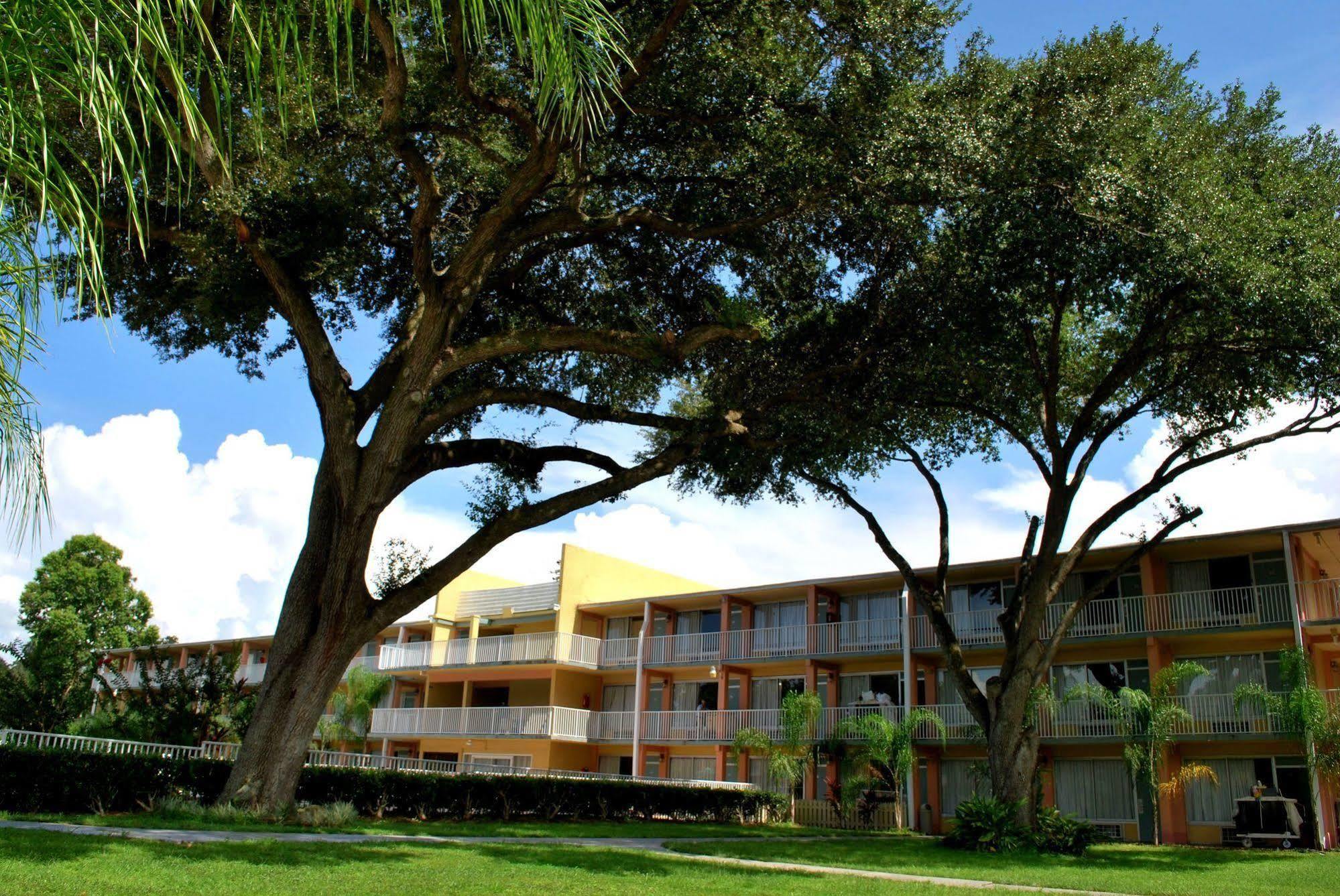 Howard Johnson By Wyndham Tropical Palms Кисими Екстериор снимка