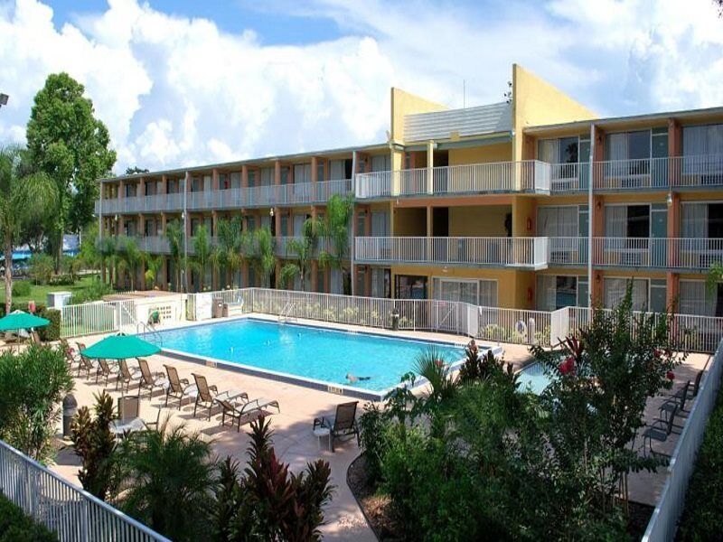 Howard Johnson By Wyndham Tropical Palms Кисими Екстериор снимка